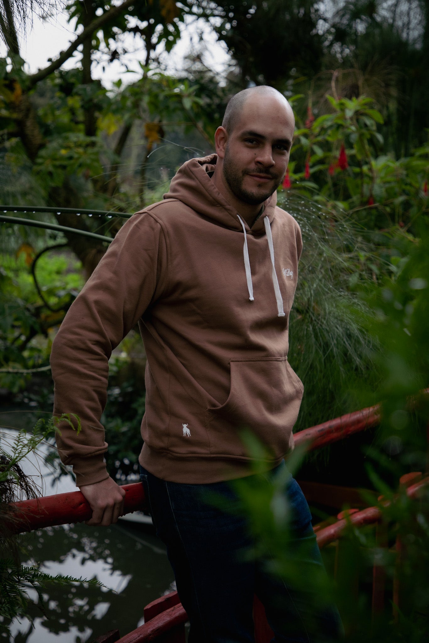 Hoodie Off Duty Café – Juan Becerra